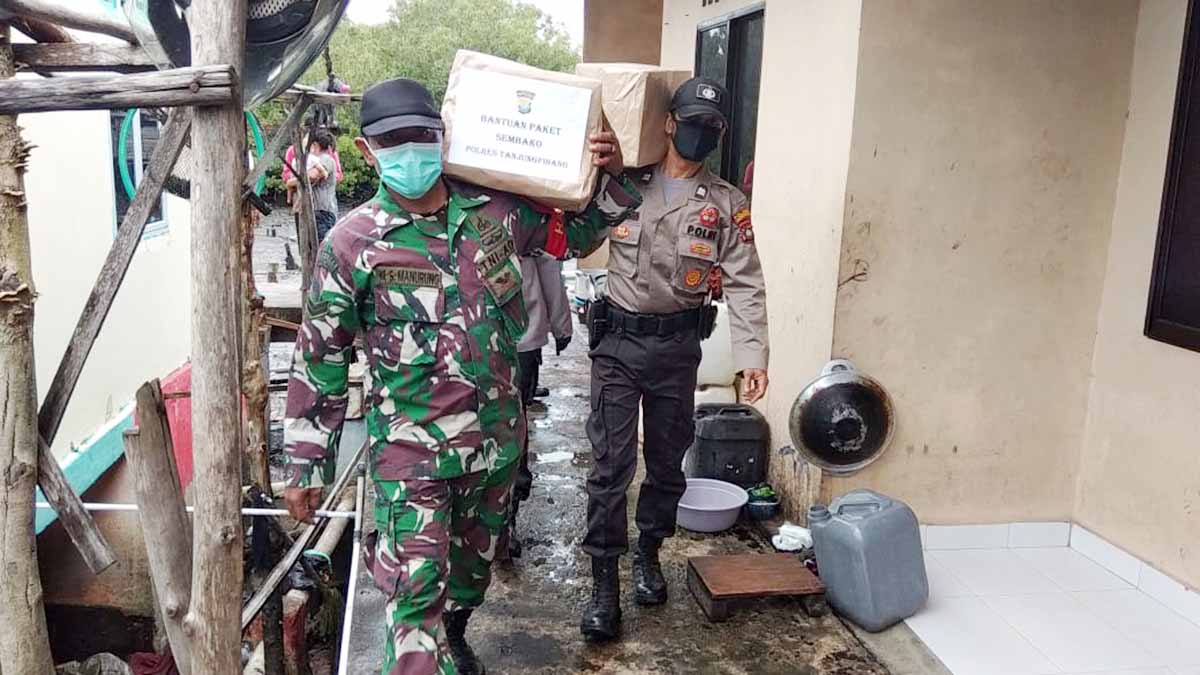 Susuri Lorong Sempit dan Licin, Sembako Polres Dibagikan Door to Door