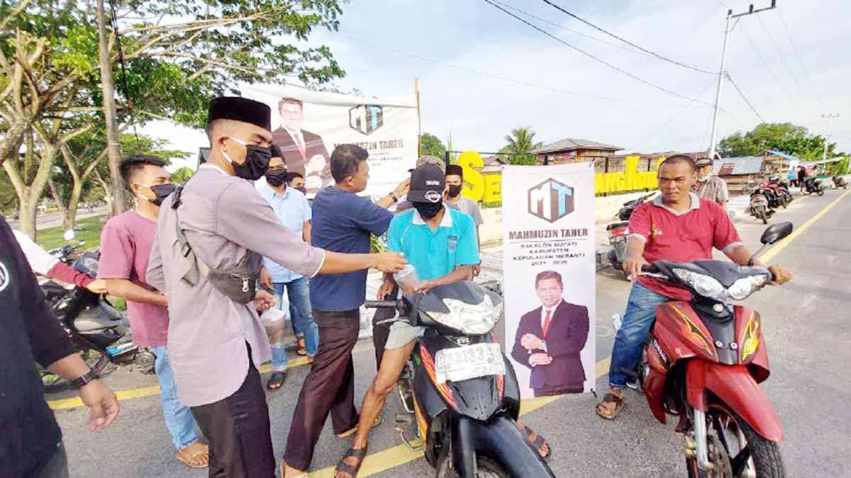 Jelang Buka Puasa, Sahabat MT Berbagi Takjil dan Masker