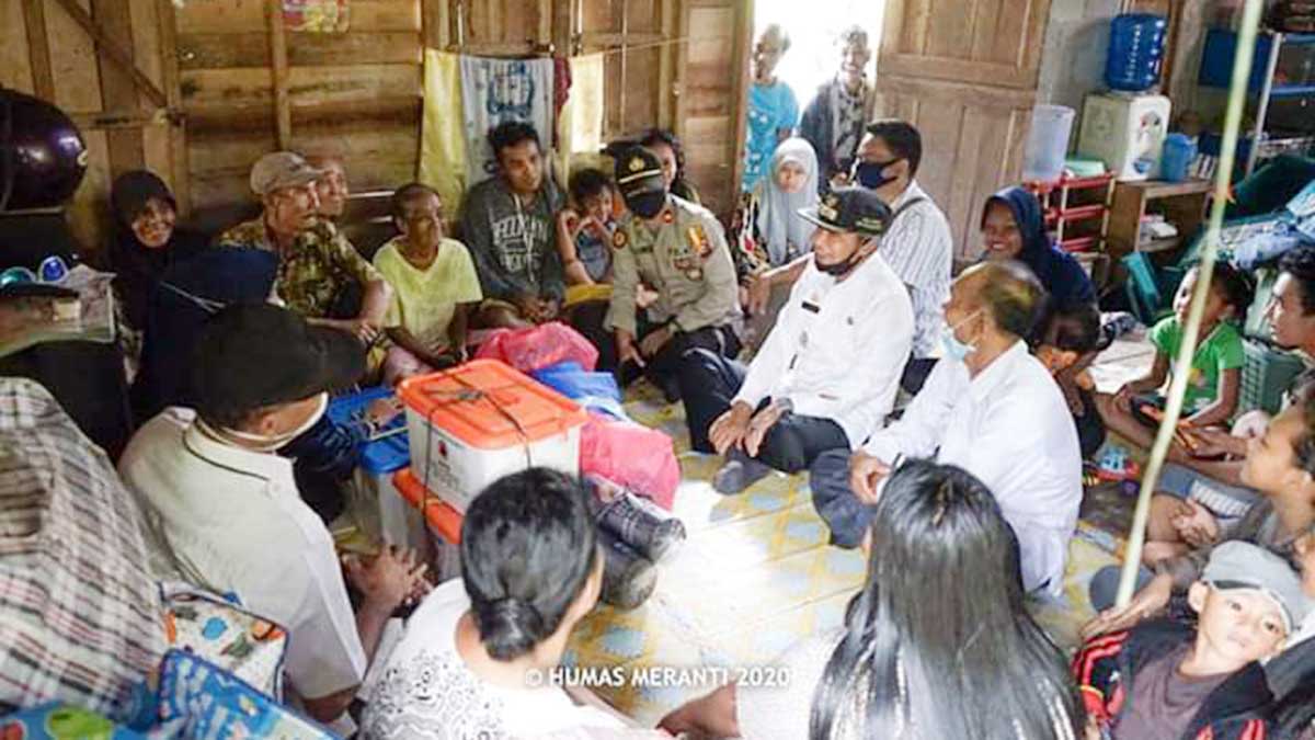 Wabup Meranti Kunjungi Rumah Warga Tertimpa Pohon