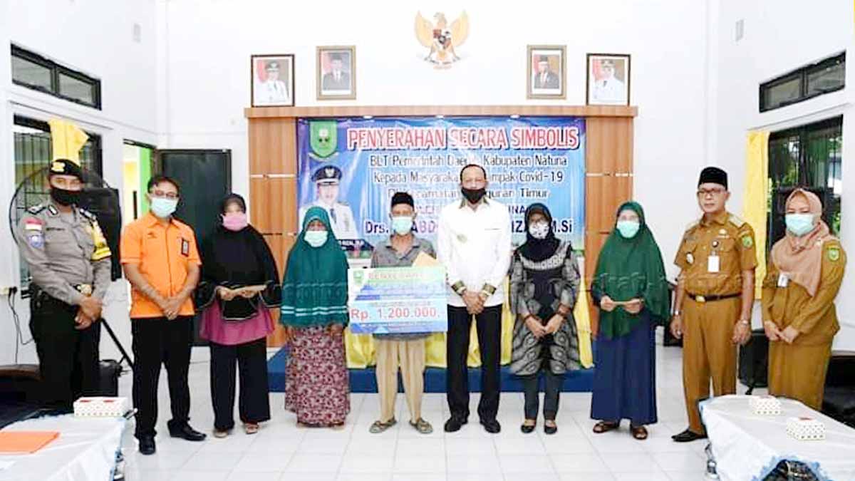 Bupati Natuna Serahkan BLT dari APBD Tahun 2020 2 Bupati Natuna Serahkan BLT dari APBD Tahun 2020 3