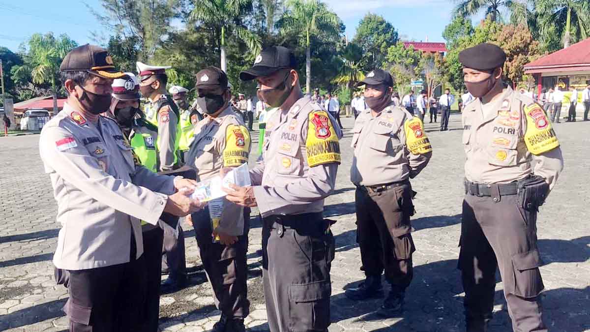Melalui Kapolres, Bhayangkari Natuna Bagikan Masker, Suplemen dan Vitamin Kepada Personil Polres Natuna