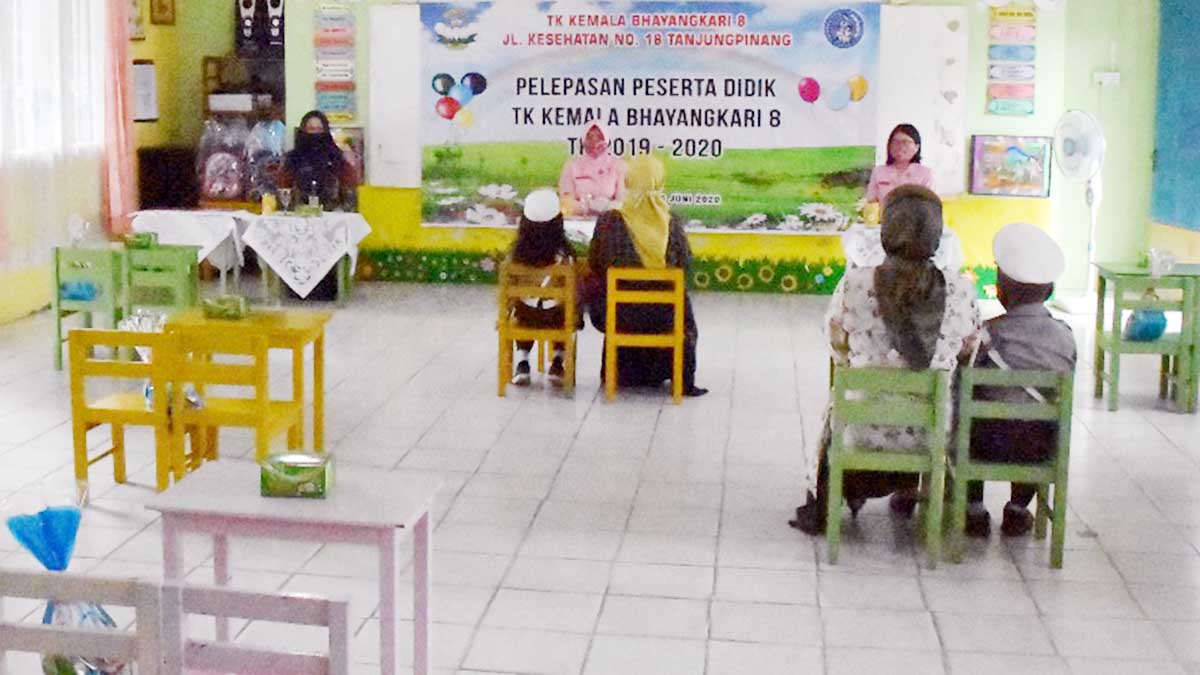 Pembagian Rapor TK Kemala Bhayangkari Terapkan Protokol Kesehatan