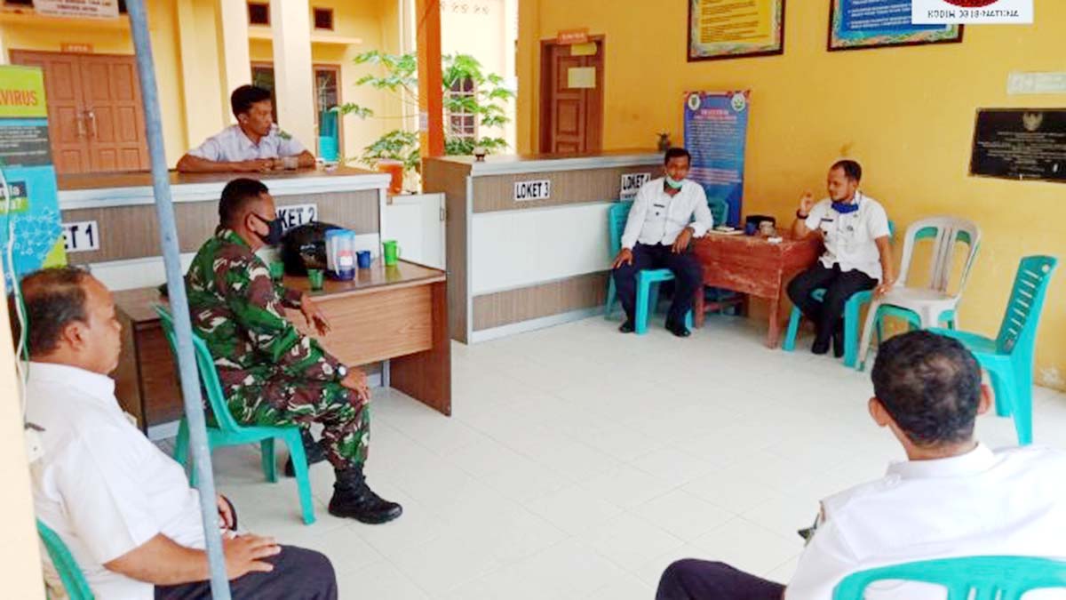 Babinsa Desa Tanjung, Kecamatan Bunguran Timur Laut, Sertu Yudi Teguh, melakukan anjangsana ke pemerintah setempat di Kantor Camat Bunguran Timur Laut