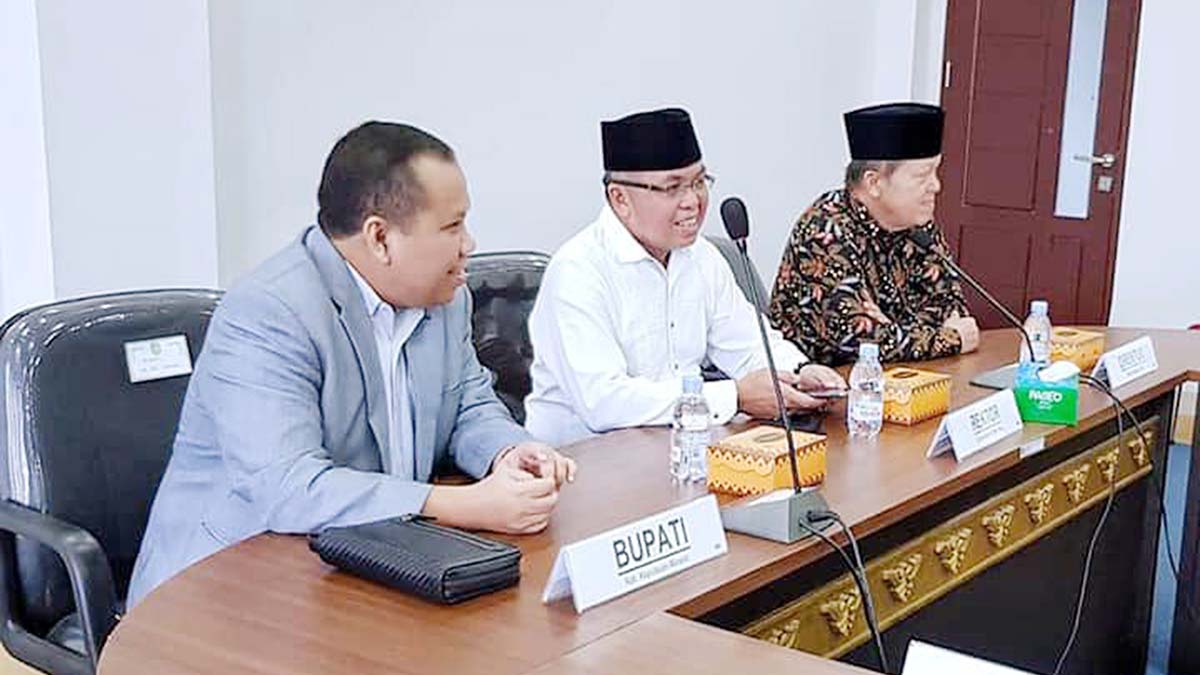 Bupati Kepulauan Meranti, H Irwan bersama Wakil Rektor UIR, Prof Dr Syafhendri