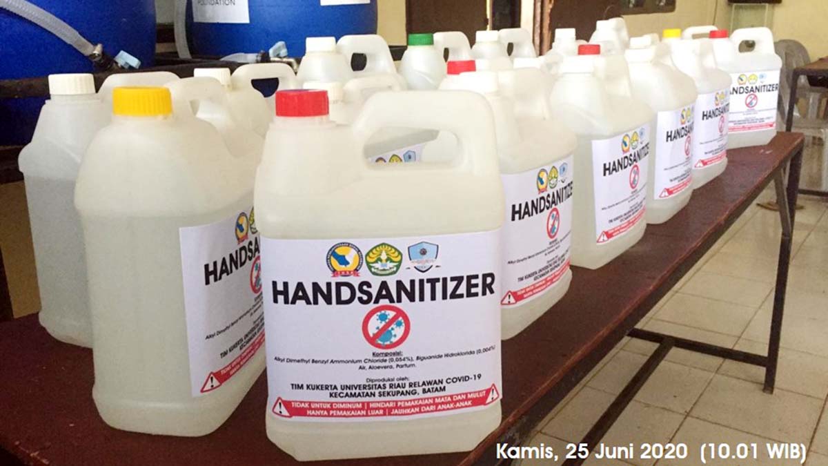 Kukerta, Mahasiswa UNRI Bagikan 100 Liter Hand Sanitizer 1 Kukerta, Mahasiswa UNRI Bagikan 100 Liter Hand Sanitizer 2