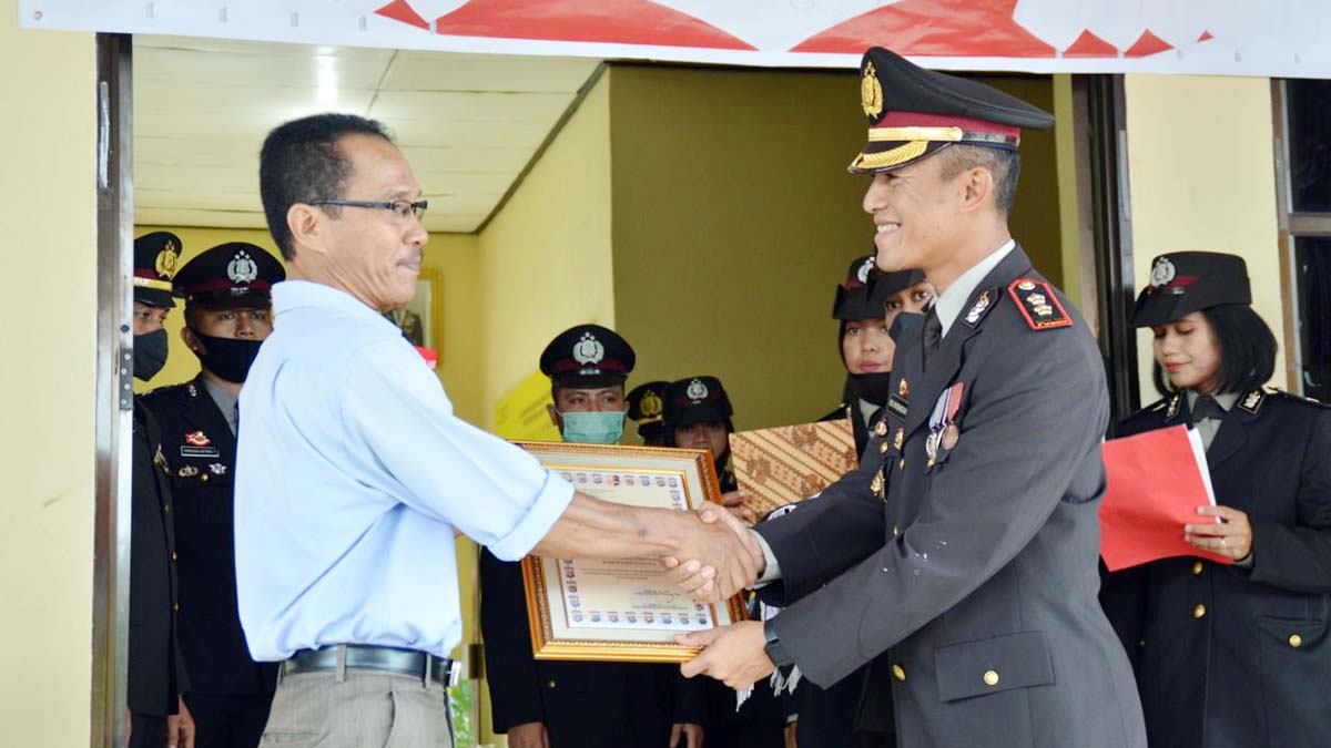 Hari Bhayangkara ke 74, Kapolres Natuna Berikan Penghargaan Kepada 13 Personil Berprestasi 1 Hari Bhayangkara ke 74, Kapolres Natuna Berikan Penghargaan Kepada 13 Personil Berprestasi 2