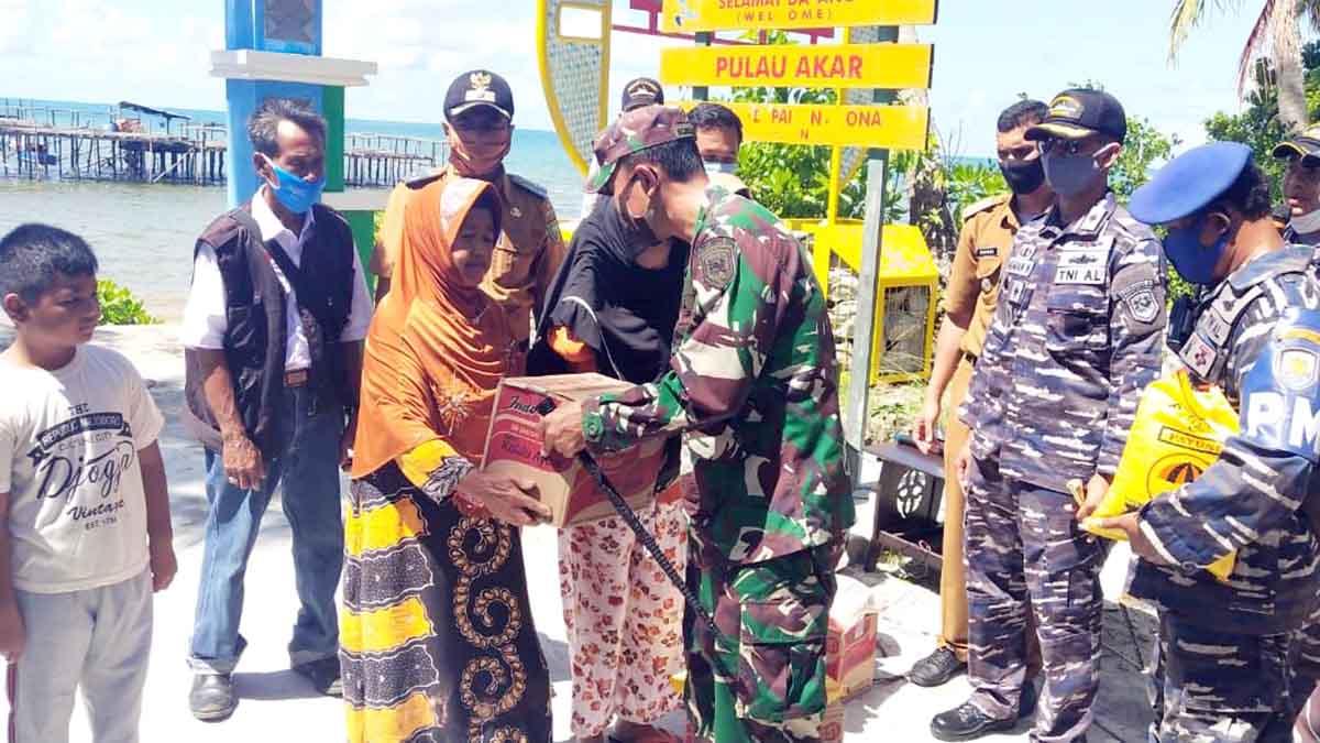 Guspurla Koarmada I Bagikan Paket Sembako dan Peralatan Sekolah di Desa Cemaga