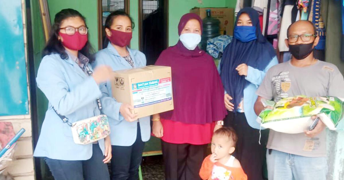 Bantu Pemko Batam, 3 Mahasiswa UNRI Ikut Salurkan Paket Sembako