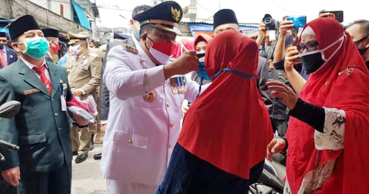 HUT RI Ke 75, Bupati Meranti Bersama Forkopimda Bagikan Ribuan Masker dan Face Shield Kepada Para Pedagang dan Pembeli