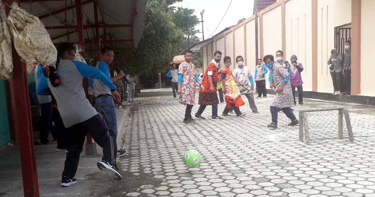 Kenakan Daster dan Masker, Pegawai PN Karimun Main Bola