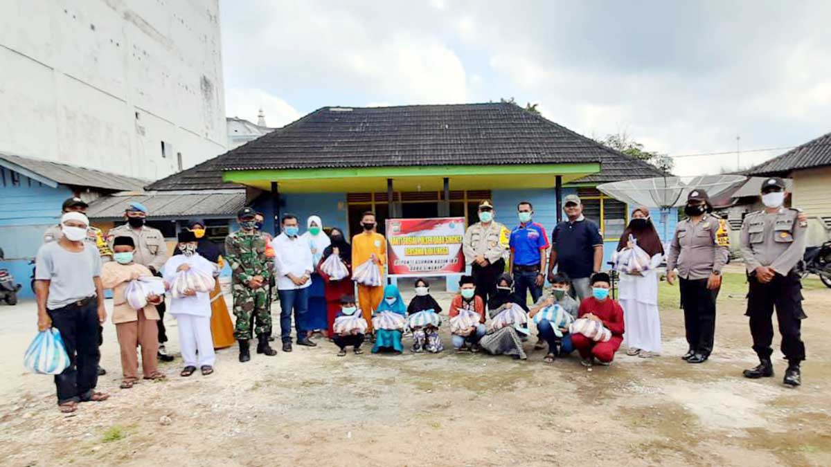 Polsek Dabo Singkep, Koramil 04 dan AJOI Lingga Bagi Sembako dan Masker Gratis