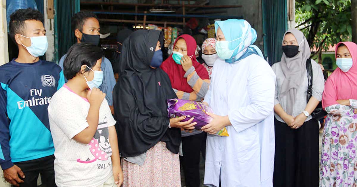 Bunda Taruna Siaga Bencana (Tagana) Kota Batam, Marlin Agustina Rudi, menyerahkan bantuan bahan pokok dan kebutuhan harian dasar untuk Rosmery sekeluarga