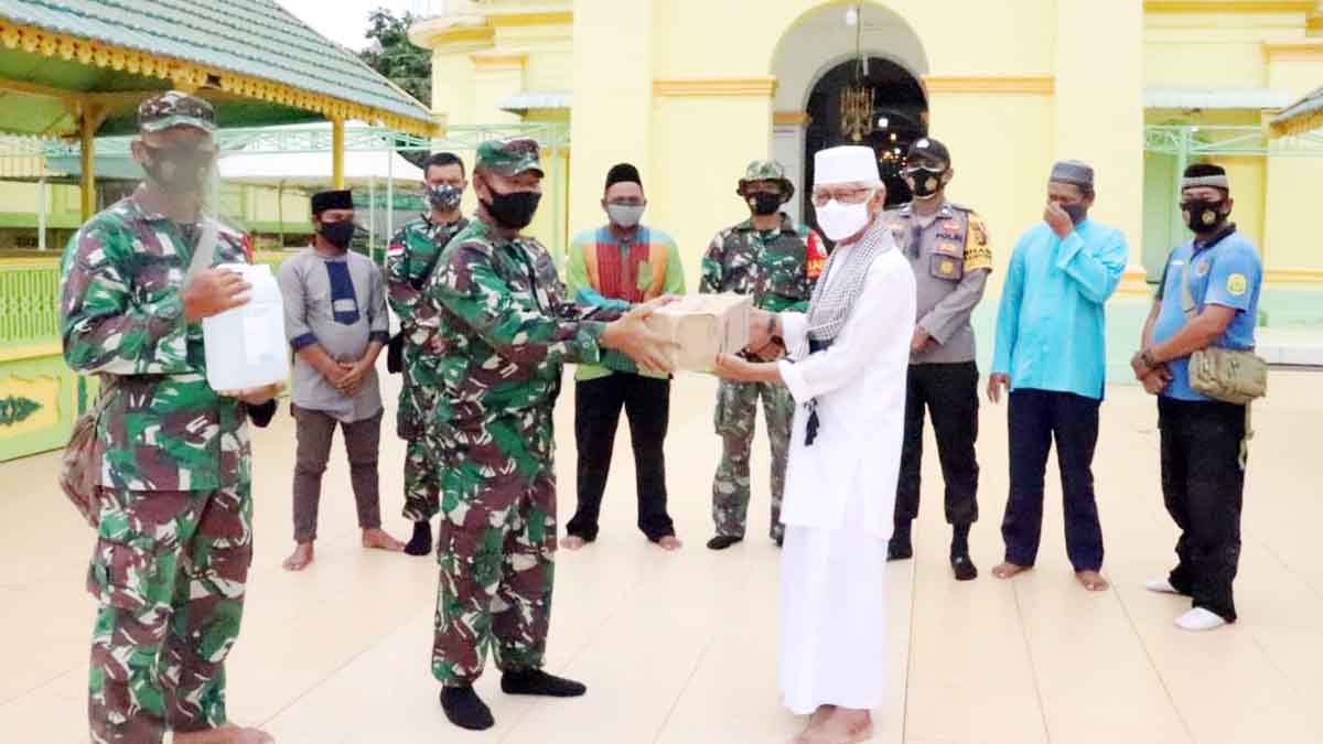 Kodim 0315 Bintan Serahkan Bantuan Alat Cek Suhu Tubuh dan Hand Sanitizer ke Masjid Sultan Riau Penyengat