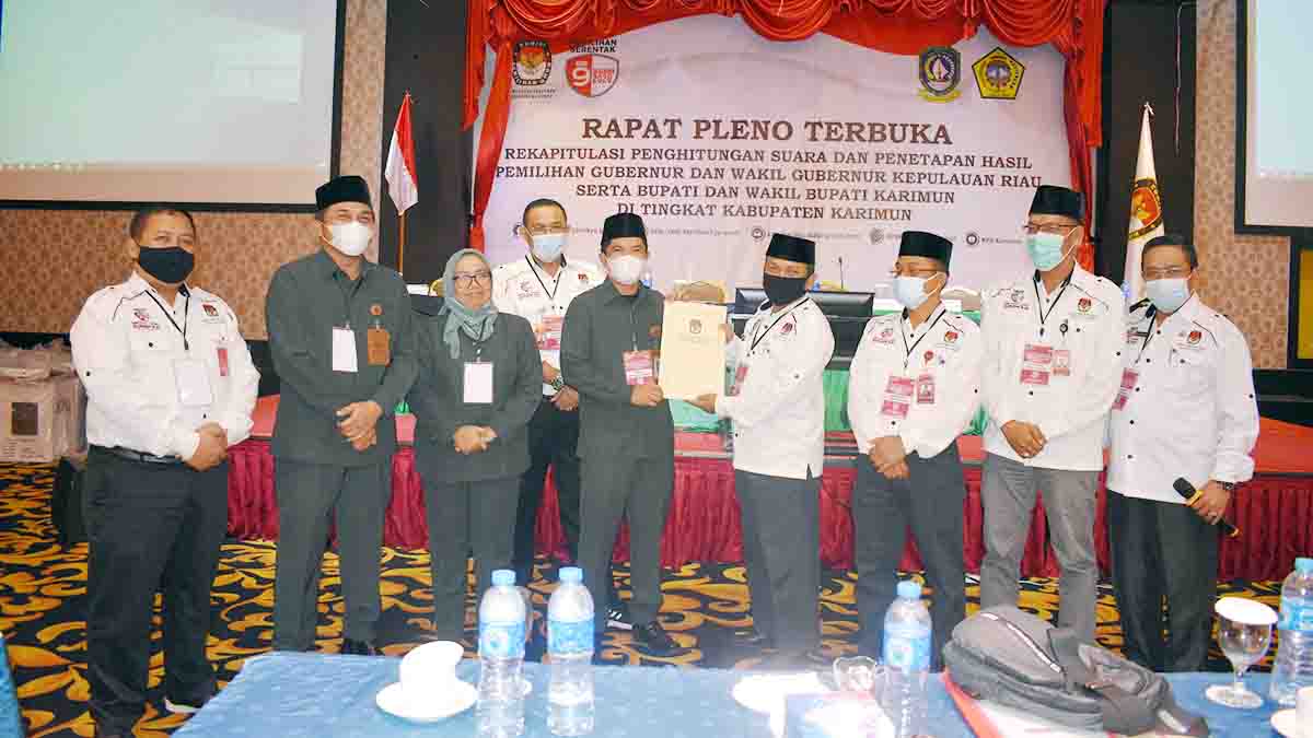 KPU Kabupaten Karimun Tetapkan Aunur Rafiq – Anwar Hasyim Bupati dan Wakil Bupati Karimun Terpilih