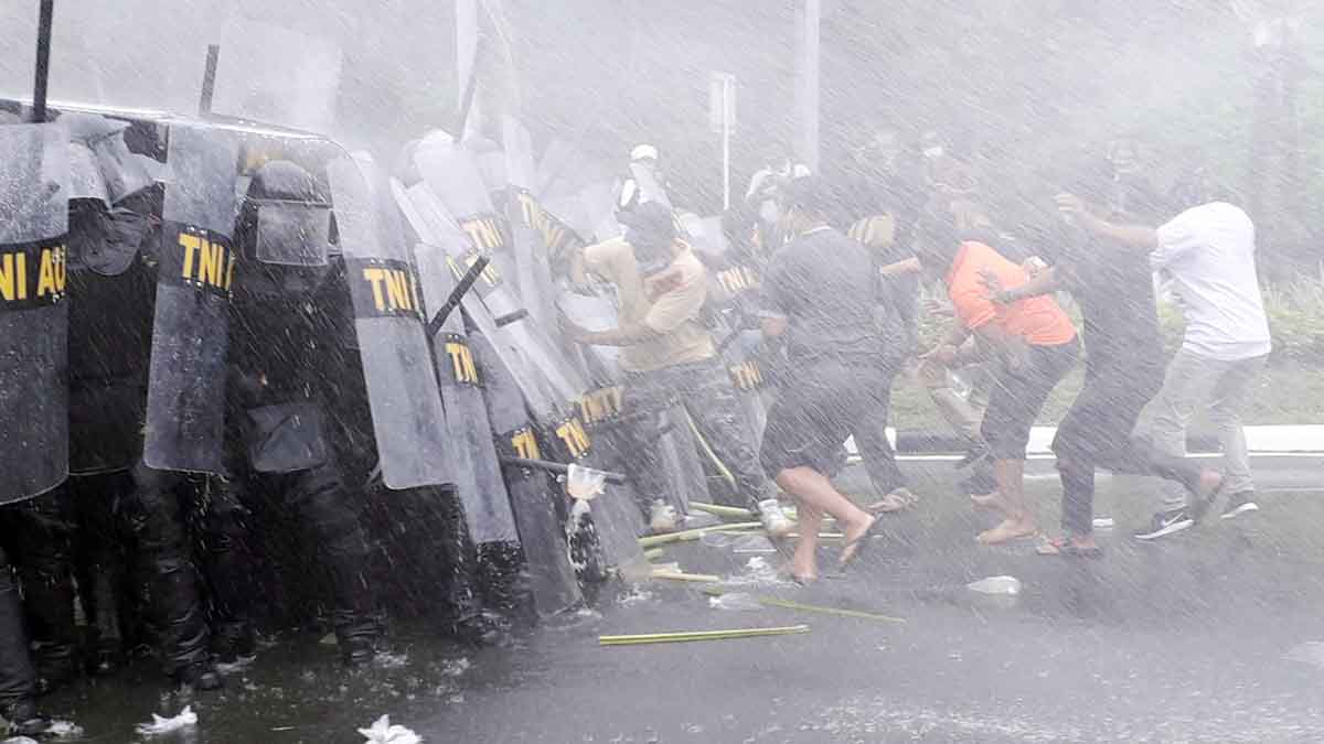 Puluhan Demonstran Bentrok Dengan Aparat di Bandara Hang Nadim Batam