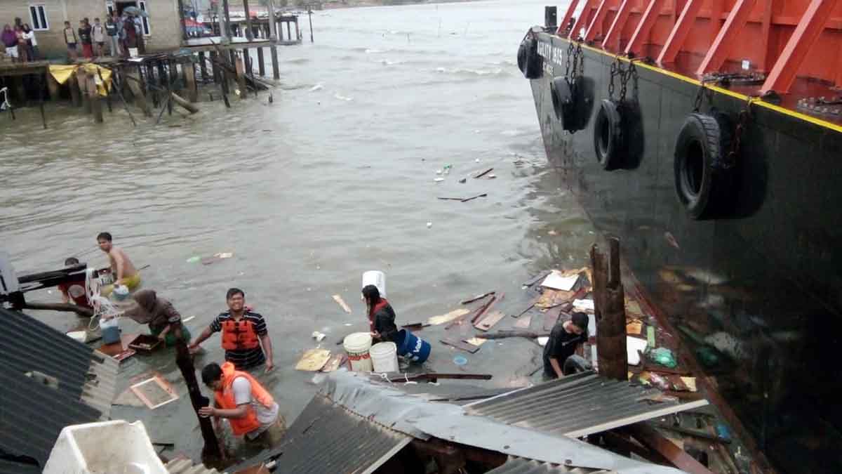 Ditabrak Kapal Tongkang, 2 Unit Rumah di Tanjung Uma Rusak Parah