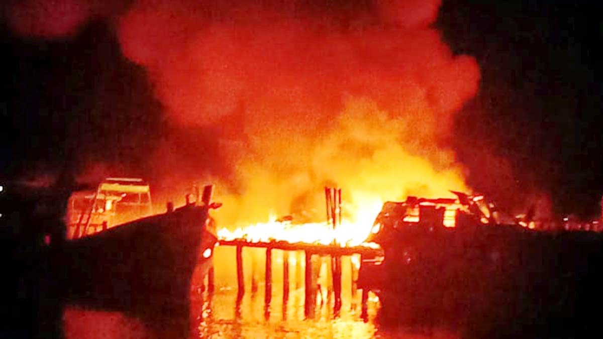 3 Kapal dan Bengkel di Kampung Bugis Terbakar