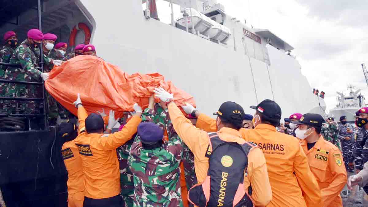 KRI Kurau Temukan Serpihan Ban Pesawat Sriwijaya SJ 182 dan Pakaian Anak