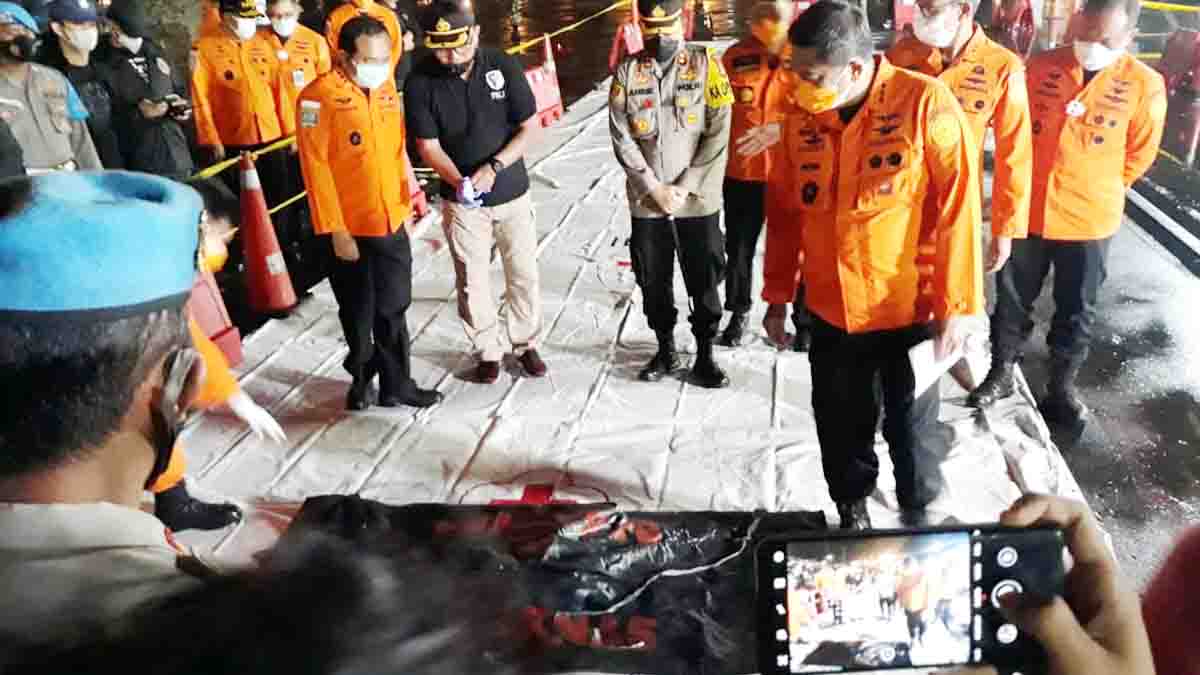 Basarnas Serahkan Serpihan Pesawat Sriwijaya Air SJ 182 Ke DVI