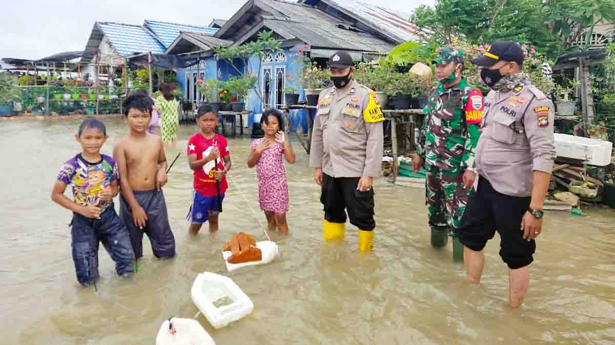 Video Polres Karimun Evakuasi Warga Korban Banjir