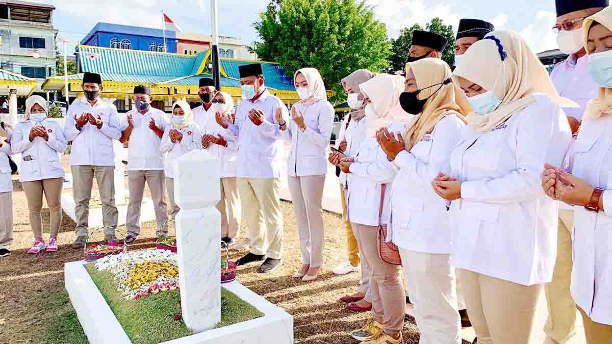Endang Abdullah Ziarah Makam Ayah Syahrul