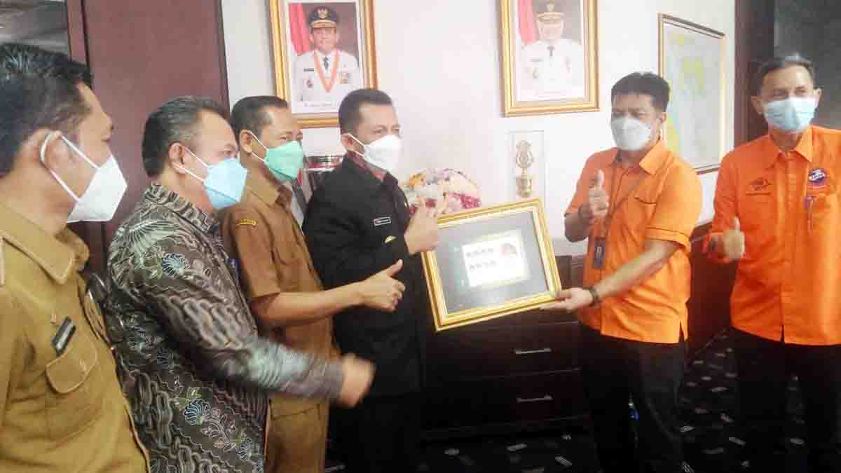 Gubernur Kepri Terima Perangko Edisi Khusus dari PT Pos