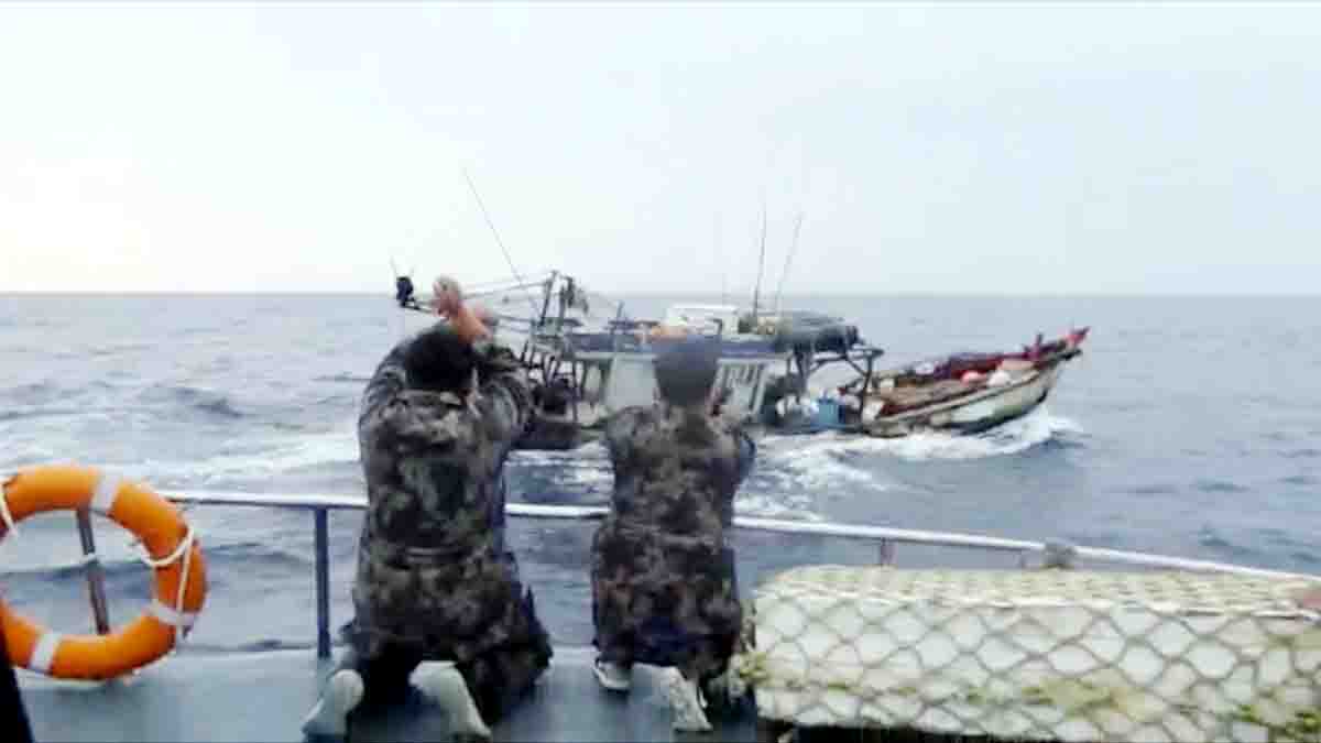 KKP Lumpuhkan 2 Kapal Vietnam Yang Berusaha Kabur di Laut Natuna Utara
