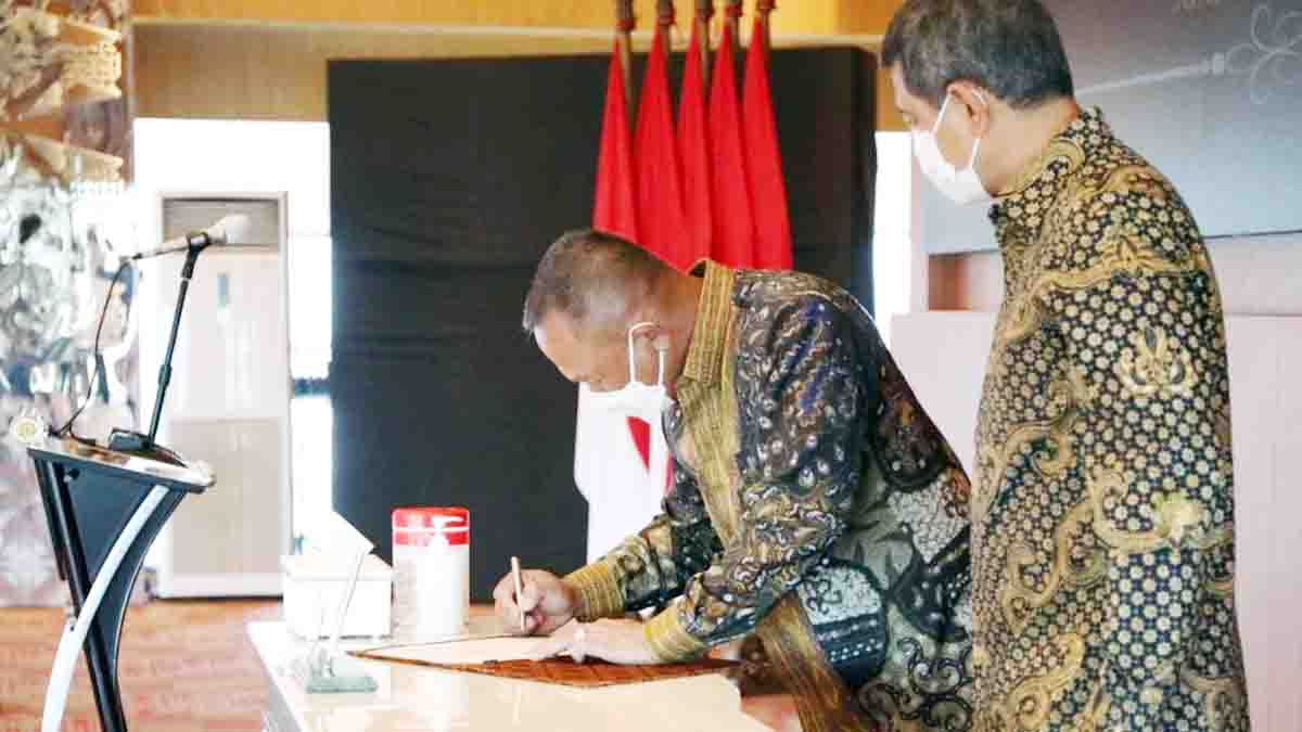 Doni Monardo Serahkan Jabatan Kepala BNPB Kepada Ganip Warsito