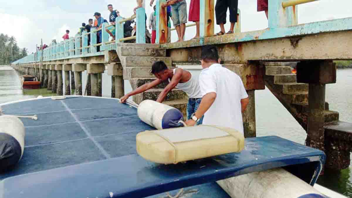 Speed Boat BPBD Lingga Terbakar, Wakil Bupati Lingga Bantu Evakuasi Korban