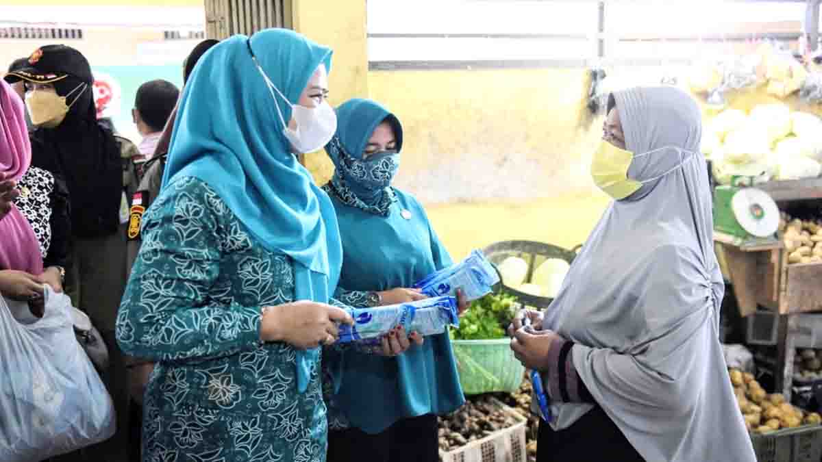 Sebar 10.000 Masker, Ketua PKK Kepri Ajak Masyarakat Lingga Disiplin Prokes