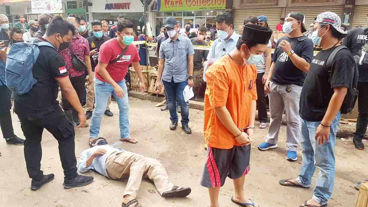 Polsek Lubuk Baja Rekonstruksi Kasus Pembunuhan di Pasar Samarinda, Begini Kronoligis Kejadiannya