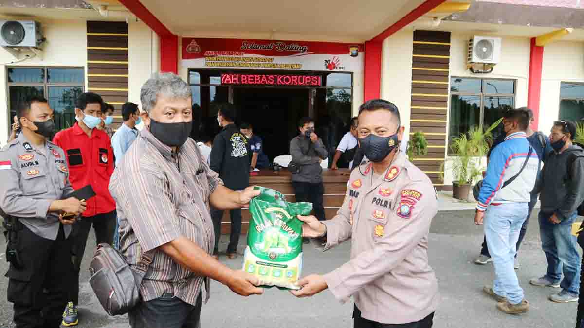Kapolres Bintan Bagikan Bantuan Sembako Kepada Awak Media