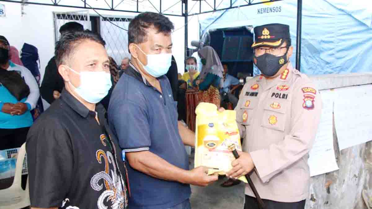 Kapolresta Barelang Beri Bantuan 50 Paket Sembako Kepada Korban Kebakaran di Baloi Mas