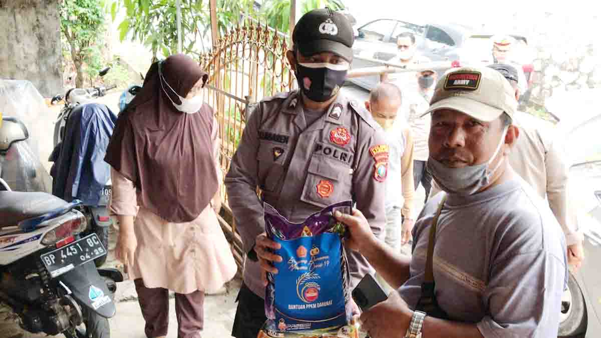 Polsek Lubuk Baja Bagikan Sembako di Kelurahan Lubuk Baja Kota