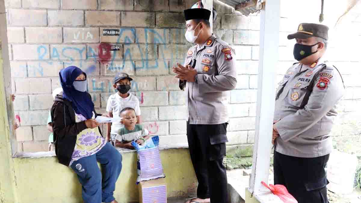 Kapolres Karimun Beri Bantuan dan Santunan Sosial Kepada Janda dan Pemulung di Meral
