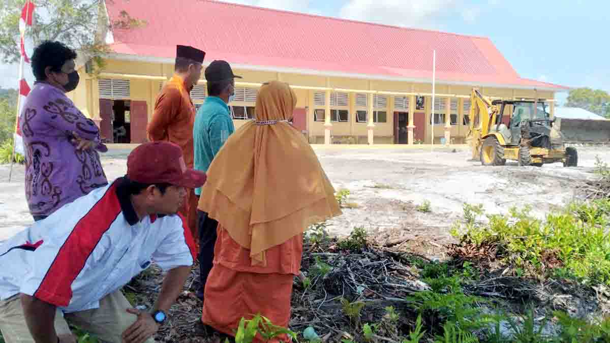 Camat Singkep Pesisir Bersihkan Area SMA Negeri 1 Singkep Pesisir