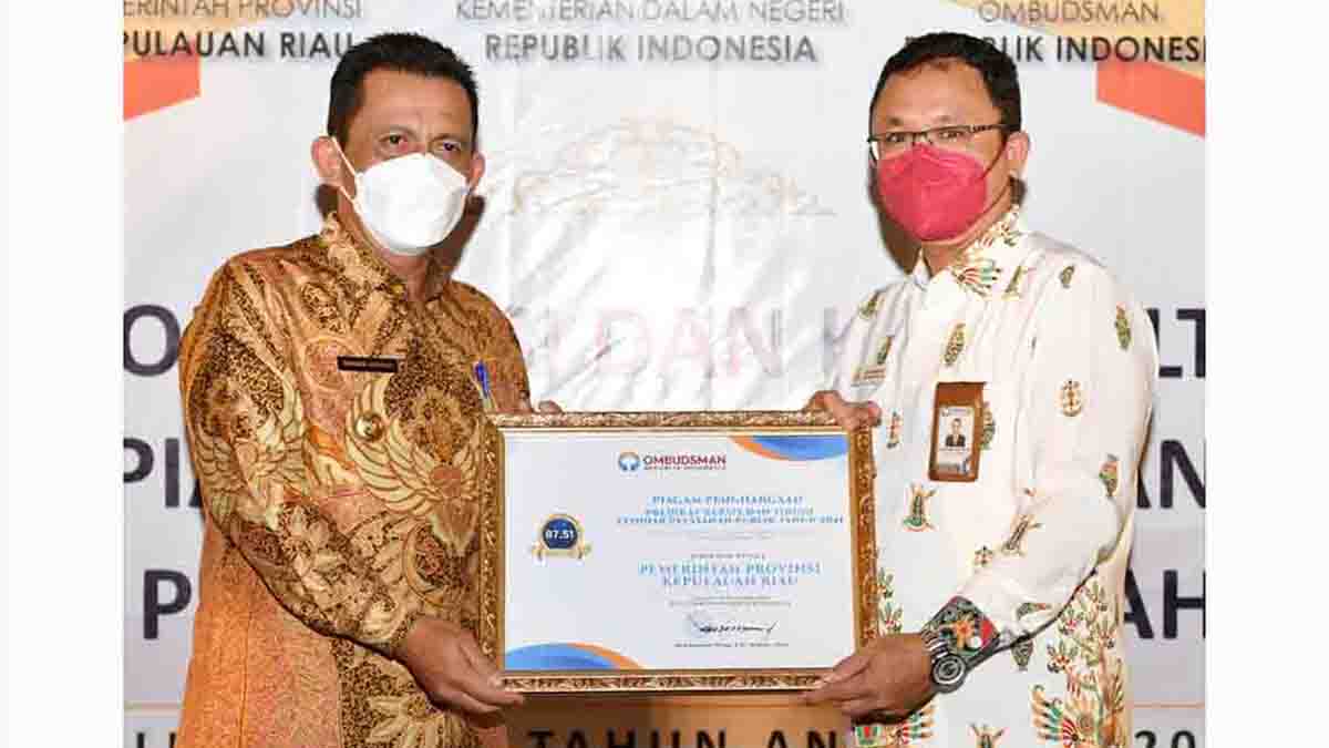Kepala Ombudsman Kepri Berikan Penghargaan Kepada Ansar Ahmad