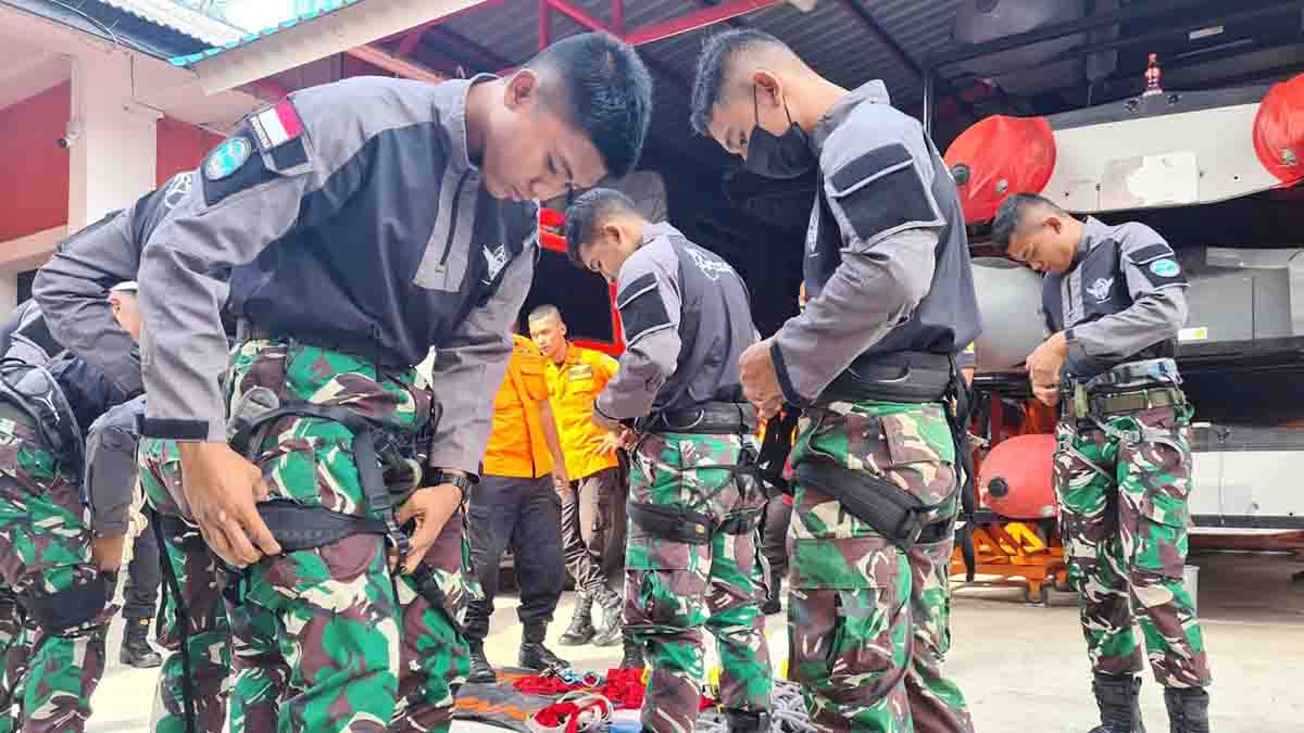 BASARNAS dan LANUDAL Tanjung Pinang Latihan Repling Bersama