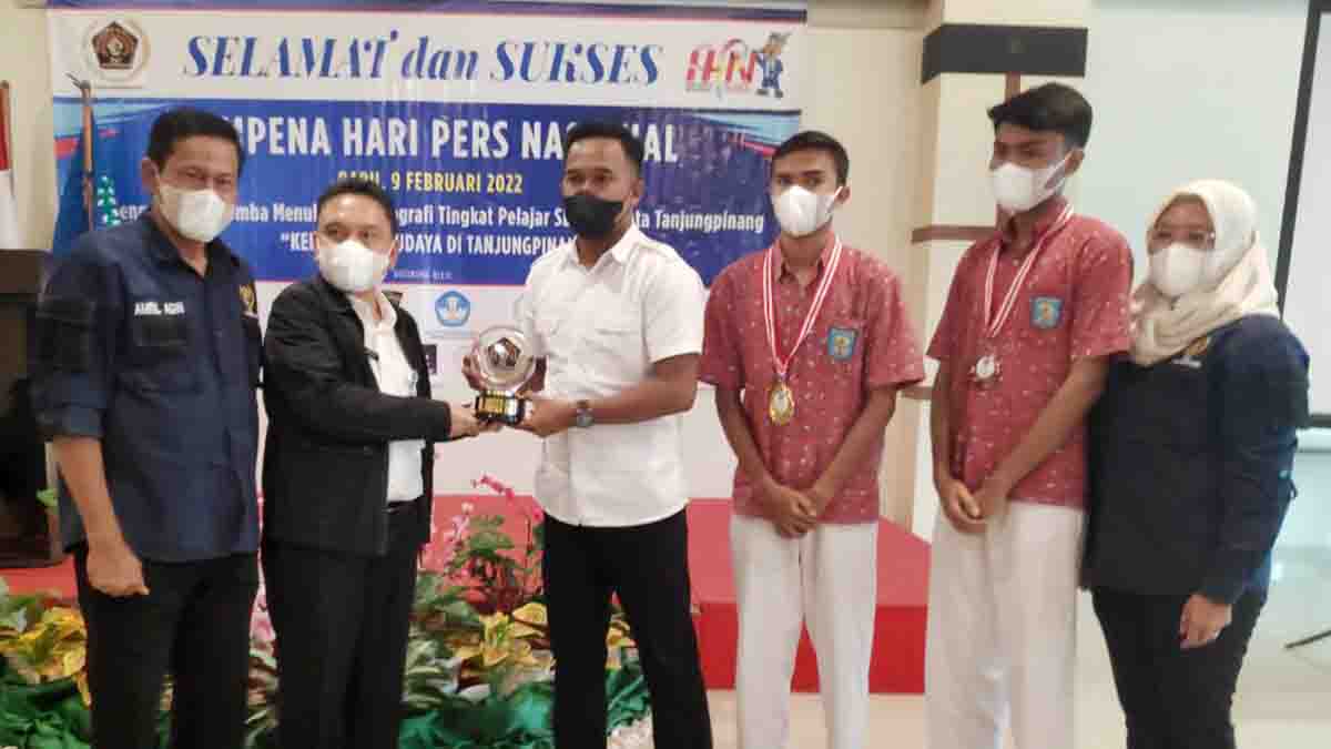 SMA 2 Tanjung Pinang Raih Piala Bergilir PWI Tanjung Pinang