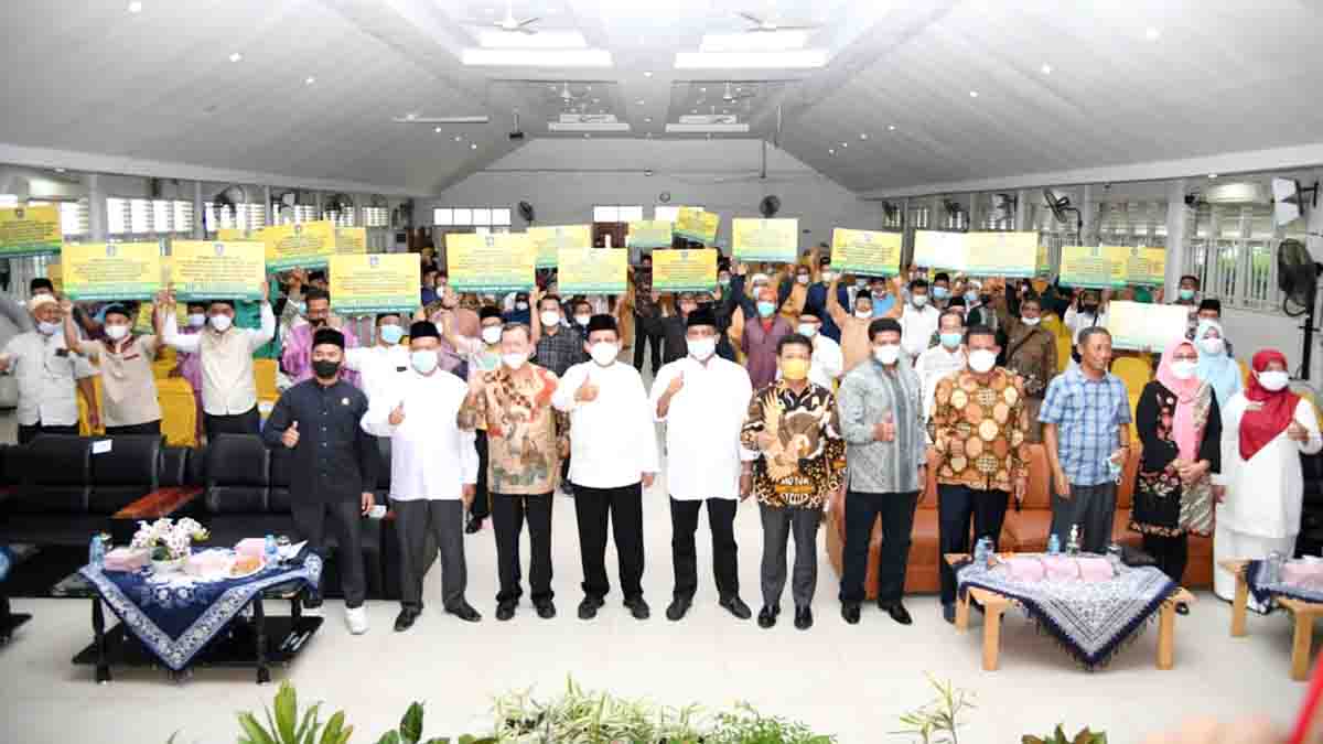 Gubernur Ansar Serahkan Bantuan 399 Rumah Ibadah Se-Kota Batam