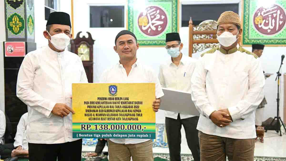 Gubernur Ansar Serahkan Bantuan Rp 138 Juta ke Masjid Al Mukminin Tanjung Pinang
