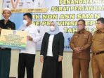 Gubernur Kepri, Ansar Ahmad, menyerahkan dana hibah bagi rumah ibadah di Kabupaten Kepulauan Anambas