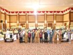 Gubernur Kepulauan Riau, Ansar Ahmad, bersama para undangan, Pengurus LASQI Kepri dan 52 penerima bantuan hibah Rumah Ibadah dan Organisasi Muslim se-Kota Tanjung Pinang