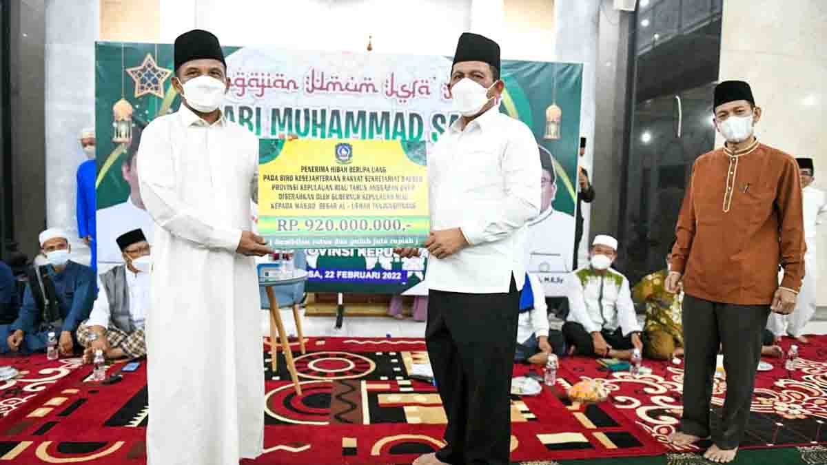 Gubernur Ansar Serahkan Bantuan Rp 920 Juta Untuk Masjid Al Uswah Tanjung Pinang