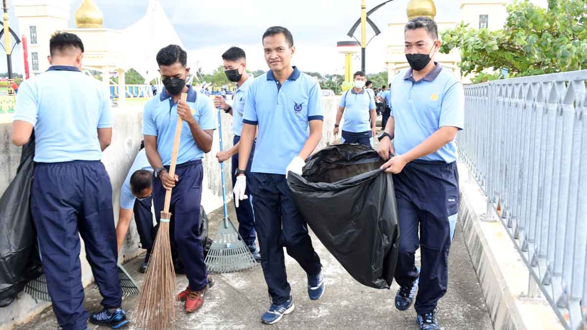 Meriahkan HUT Komando Operasi Udara ke 71, Danlanud RHF Gelar Karya Bhakti Kebersihan dan Sumbangkan Tempat Sampah di Kawasan Jembatan Dompak
