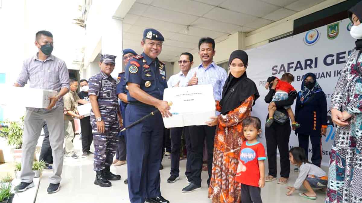 KKP Serahkan 4,7 Ton Ikan Hasil Pengawasan Kepada Masyarakat Berisiko Stunting di Kepulauan Riau
