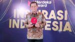 Gubernur Kepulauan Riau, Ansar Ahmad, bersama Piala Merdeka Award tahun 2022