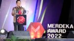 Gubernur Kepulauan Riau, Ansar Ahmad, menyampaikan kata sambutan usai menerima penghargaan Merdeka Award tahun 2022