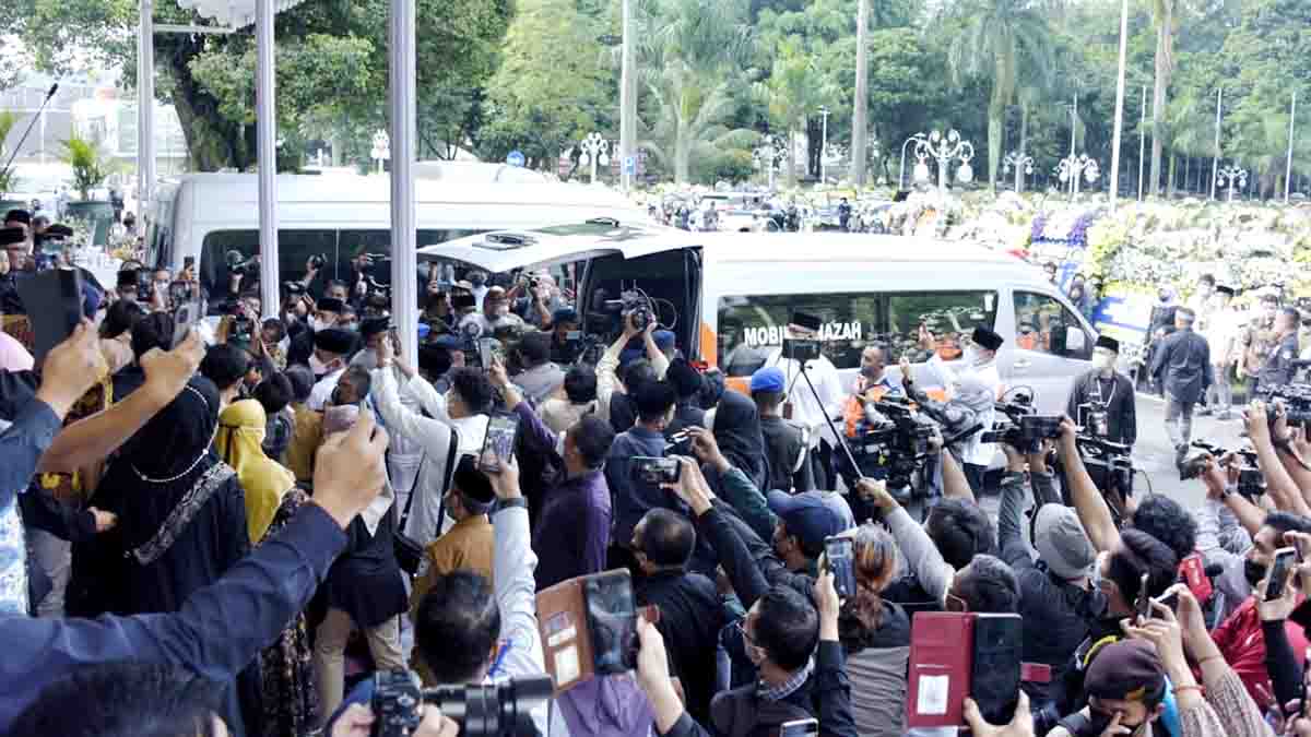 Iringi Jenazah Menuju Pemakaman, Masyarakat dan Ratusan Pelajar Lantunkan Sholawat dan Bentangkan Spanduk “Selamat Jalan Eril”
