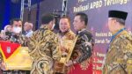 Mendagri, Tito Karnavian, menyerahkan penghargaan kepada Gubernur Kepulauan Riau, Ansar Ahmad, sebagai Pemerintah Daerah dengan realisasi belanja APBD tertinggi di tahun 202